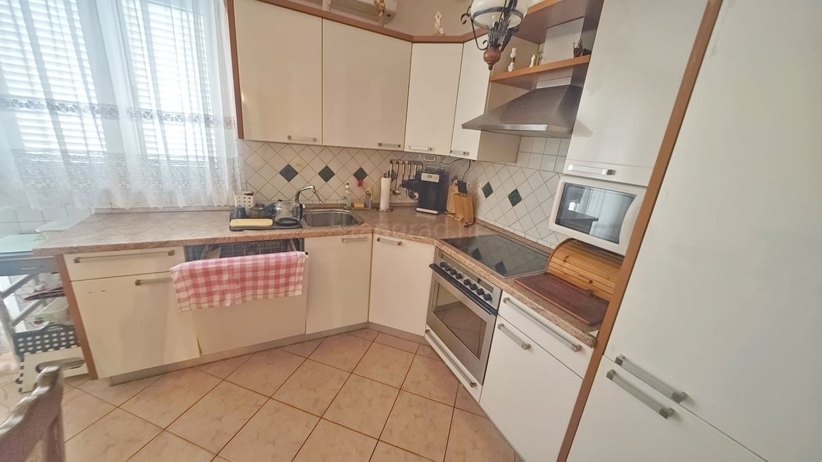Malinska, casa bifamiliare con 3 unità abitative e giardino!