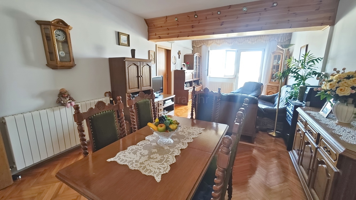 Malinska, casa bifamiliare con 3 unità abitative e giardino!