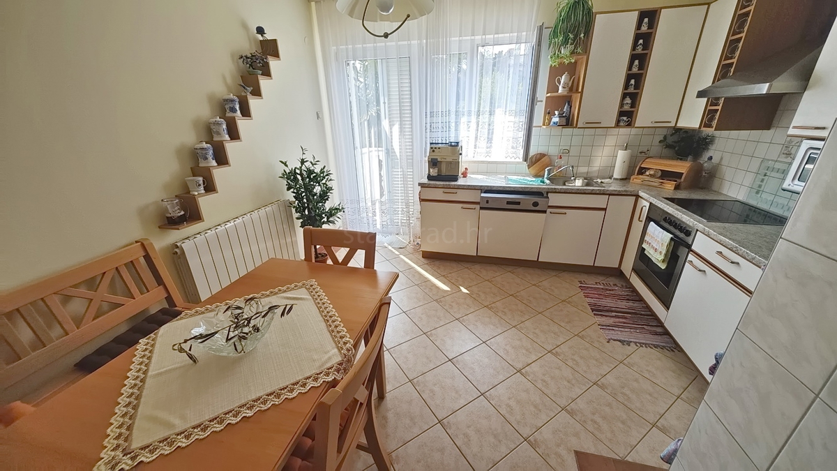Malinska, casa bifamiliare con 3 unità abitative e giardino!