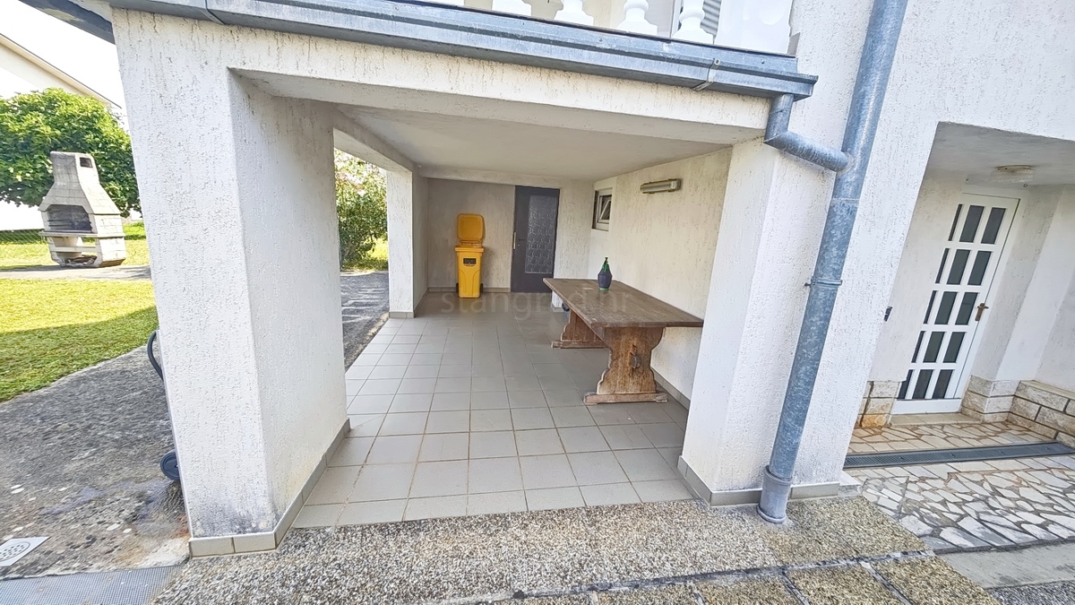 Malinska, casa bifamiliare con 3 unità abitative e giardino!
