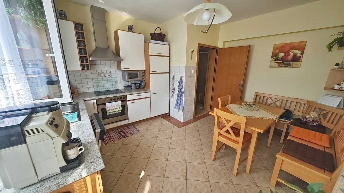 Malinska, casa bifamiliare con 3 unità abitative e giardino!