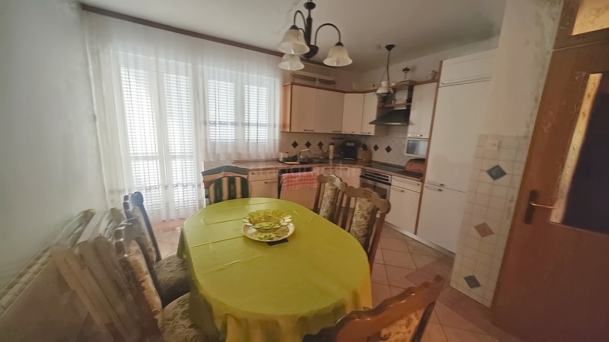 Malinska, casa bifamiliare con 3 unità abitative e giardino!