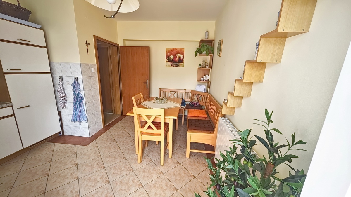 Malinska, casa bifamiliare con 3 unità abitative e giardino!