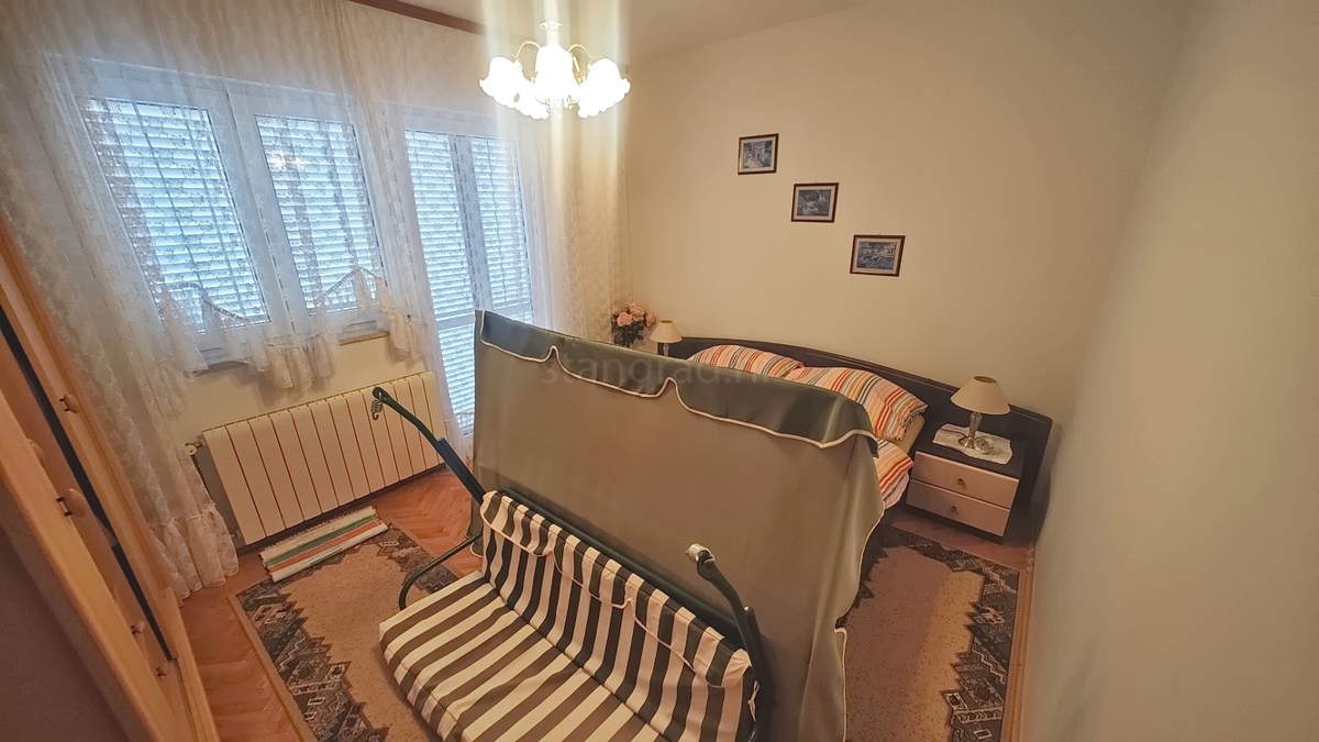 Malinska, casa bifamiliare con 3 unità abitative e giardino!