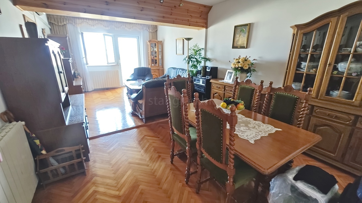 Malinska, casa bifamiliare con 3 unità abitative e giardino!
