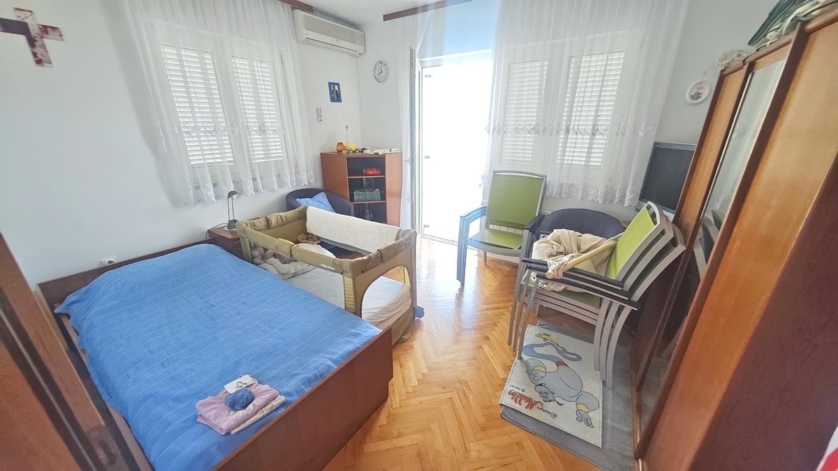 Malinska, casa bifamiliare con 3 unità abitative e giardino!