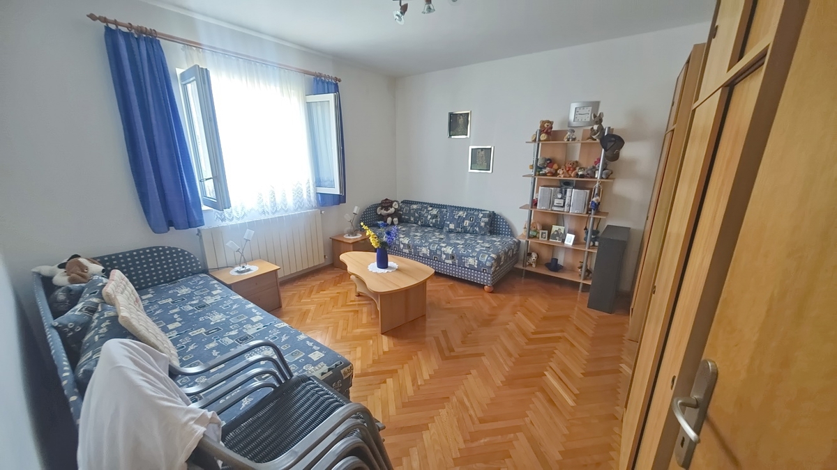 Malinska, casa bifamiliare con 3 unità abitative e giardino!