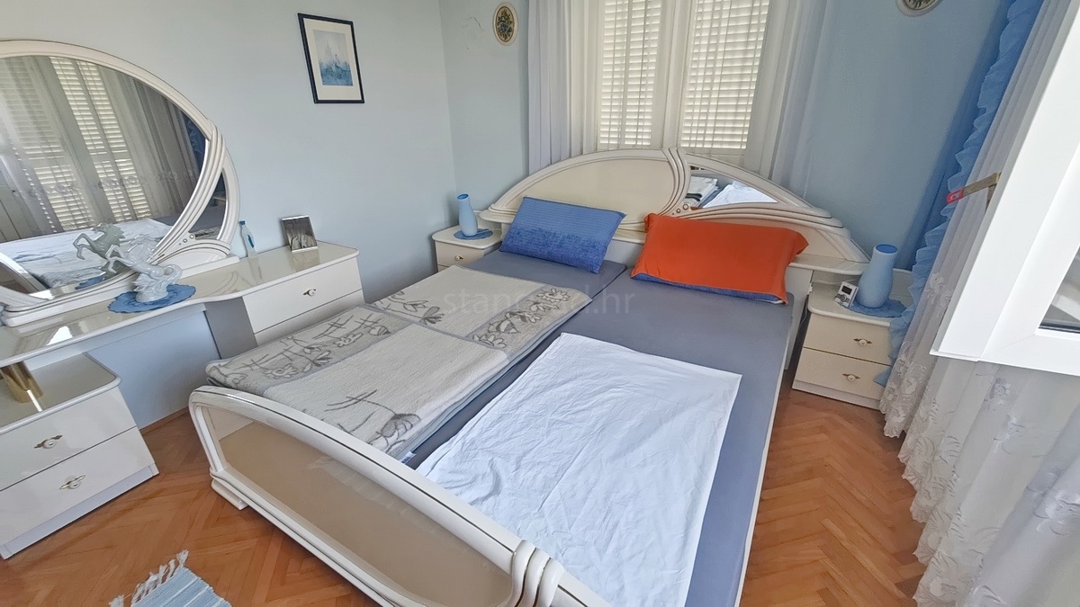 Malinska, casa bifamiliare con 3 unità abitative e giardino!