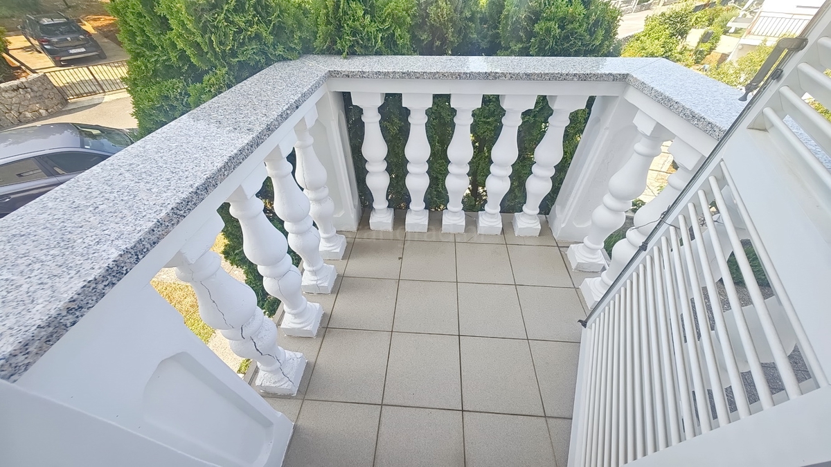 Malinska, casa bifamiliare con 3 unità abitative e giardino!