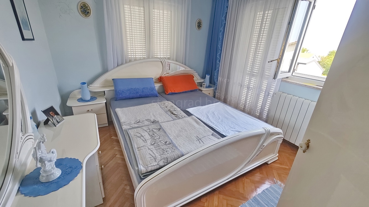 Malinska, casa bifamiliare con 3 unità abitative e giardino!