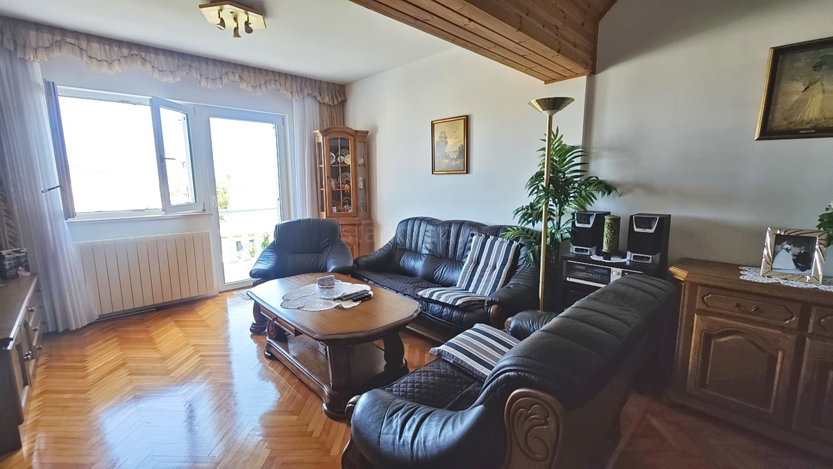 Malinska, casa bifamiliare con 3 unità abitative e giardino!