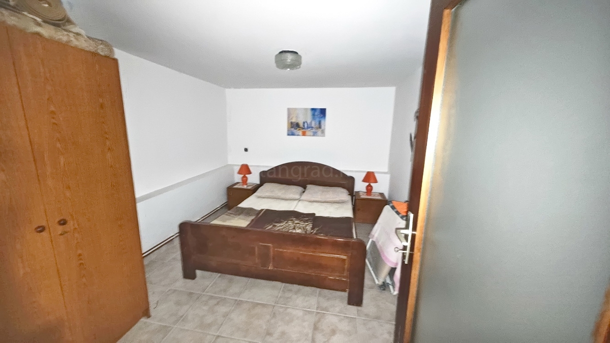 Malinska, casa bifamiliare con 3 unità abitative e giardino!