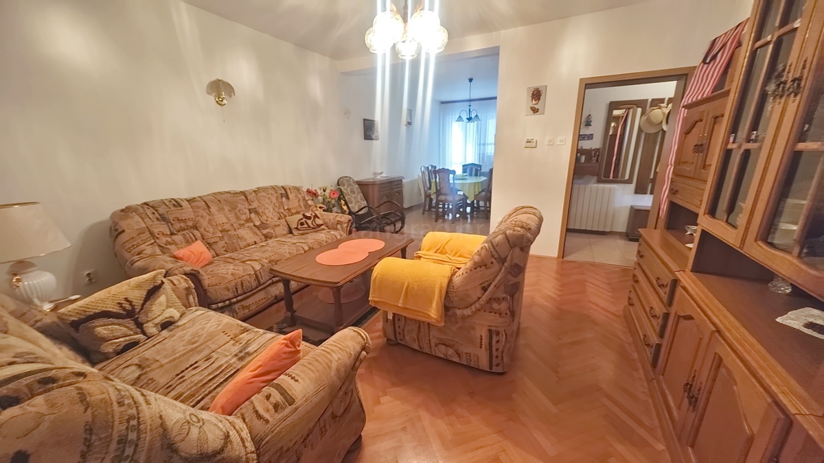 Malinska, casa bifamiliare con 3 unità abitative e giardino!