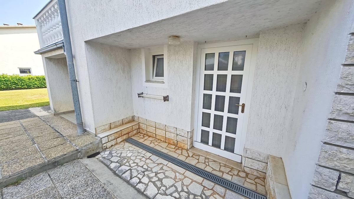 Malinska, casa bifamiliare con 3 unità abitative e giardino!