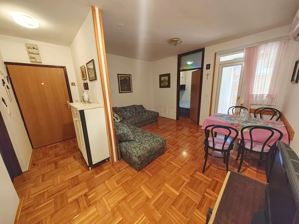 Njivice, appartamento con una camera da letto vicino al mare!