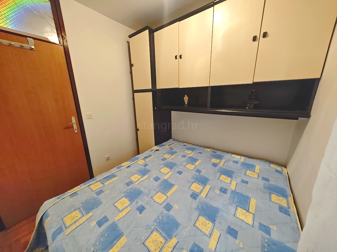 Njivice, appartamento con una camera da letto vicino al mare!