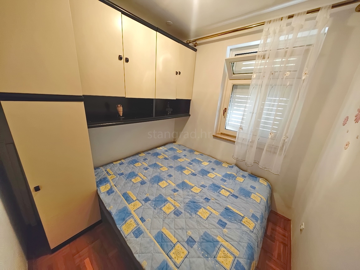 Njivice, appartamento con una camera da letto vicino al mare!
