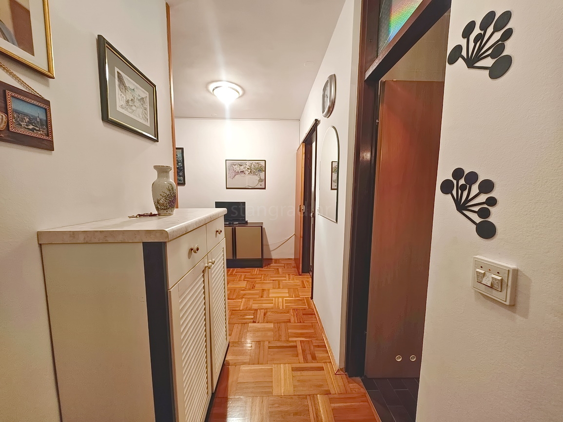 Njivice, appartamento con una camera da letto vicino al mare!