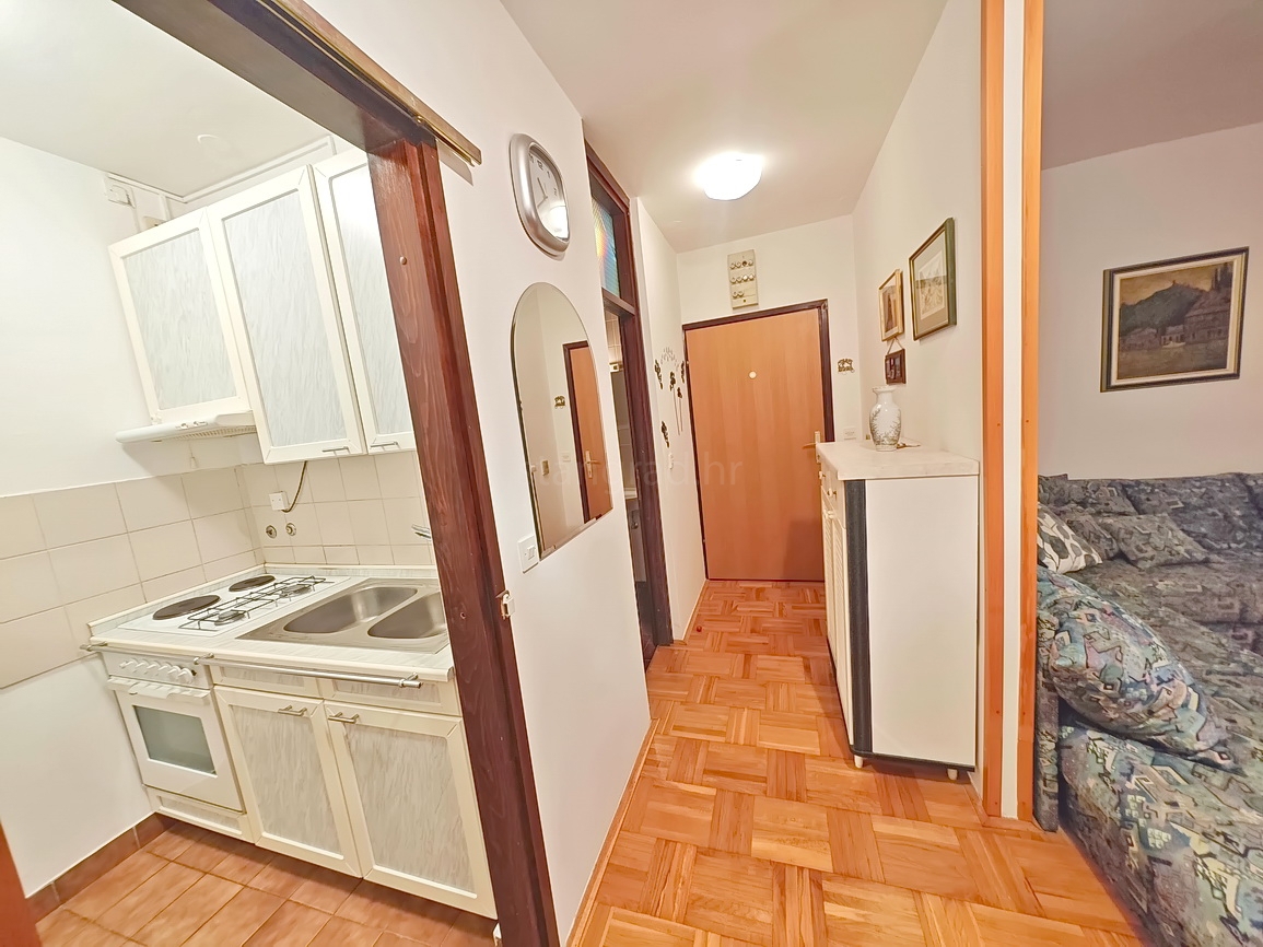 Njivice, appartamento con una camera da letto vicino al mare!