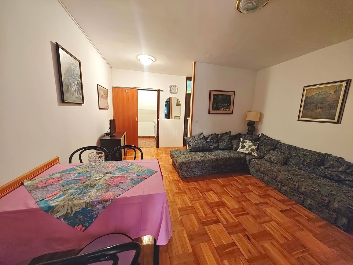 Njivice, appartamento con una camera da letto vicino al mare!