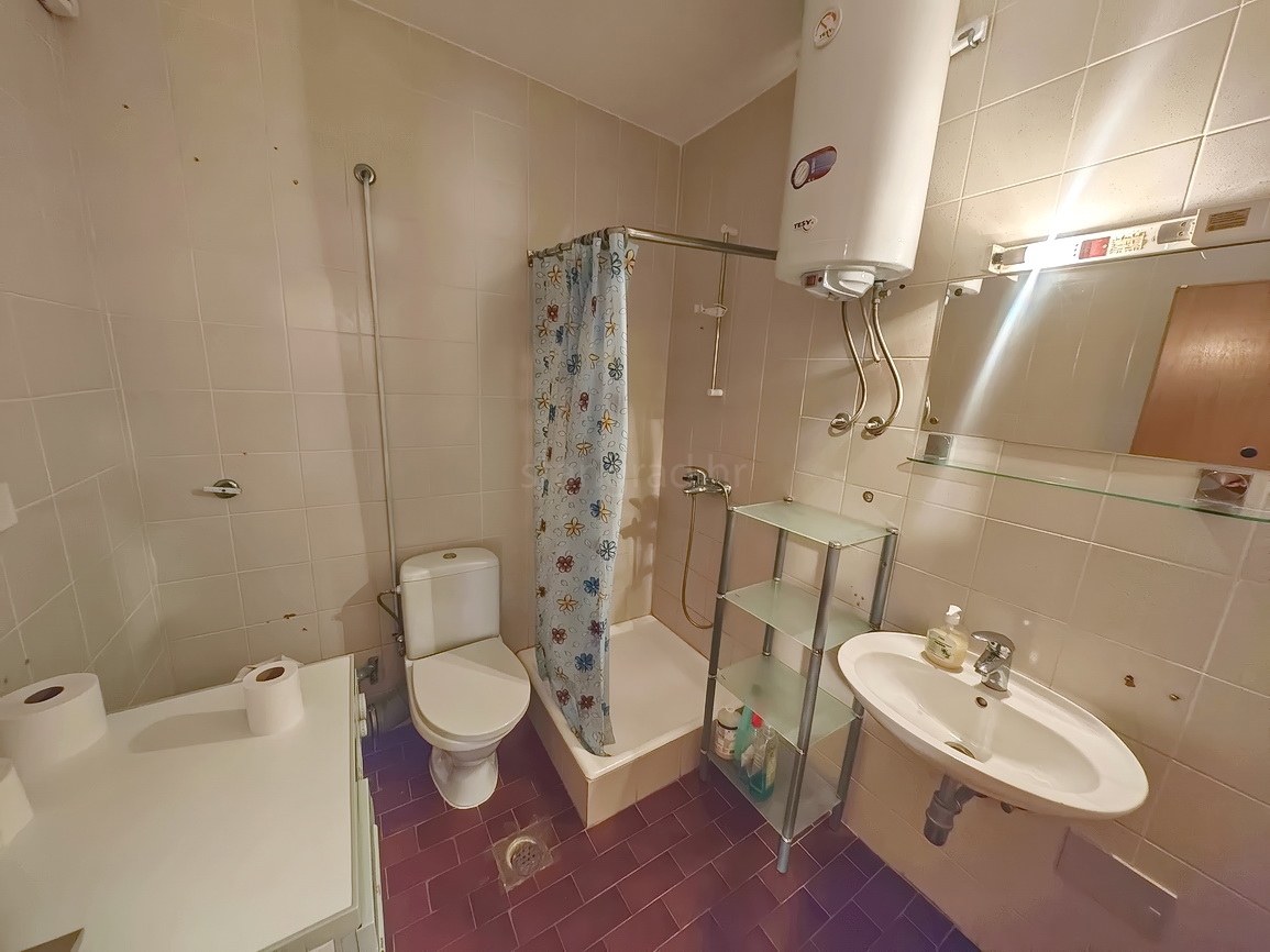 Njivice, appartamento con una camera da letto vicino al mare!