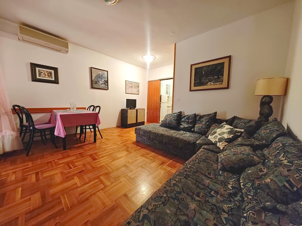 Njivice, appartamento con una camera da letto vicino al mare!