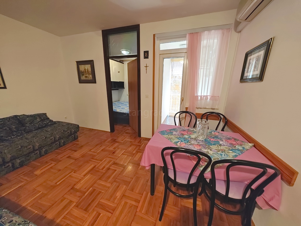 Njivice, appartamento con una camera da letto vicino al mare!