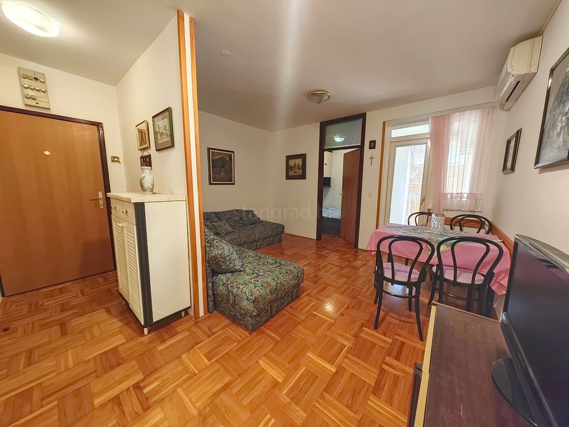 Njivice, appartamento con una camera da letto vicino al mare!