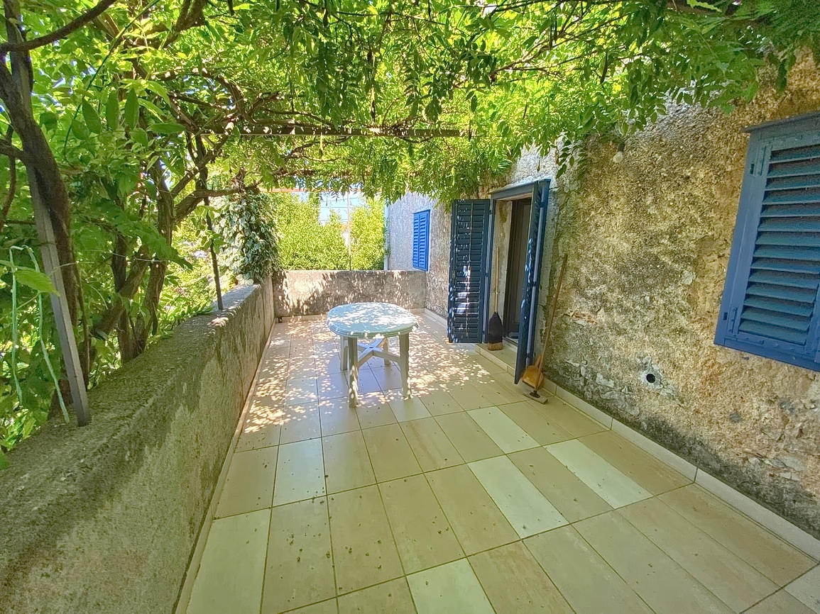 Malinska, casa autentica con cortile in posizione tranquilla!