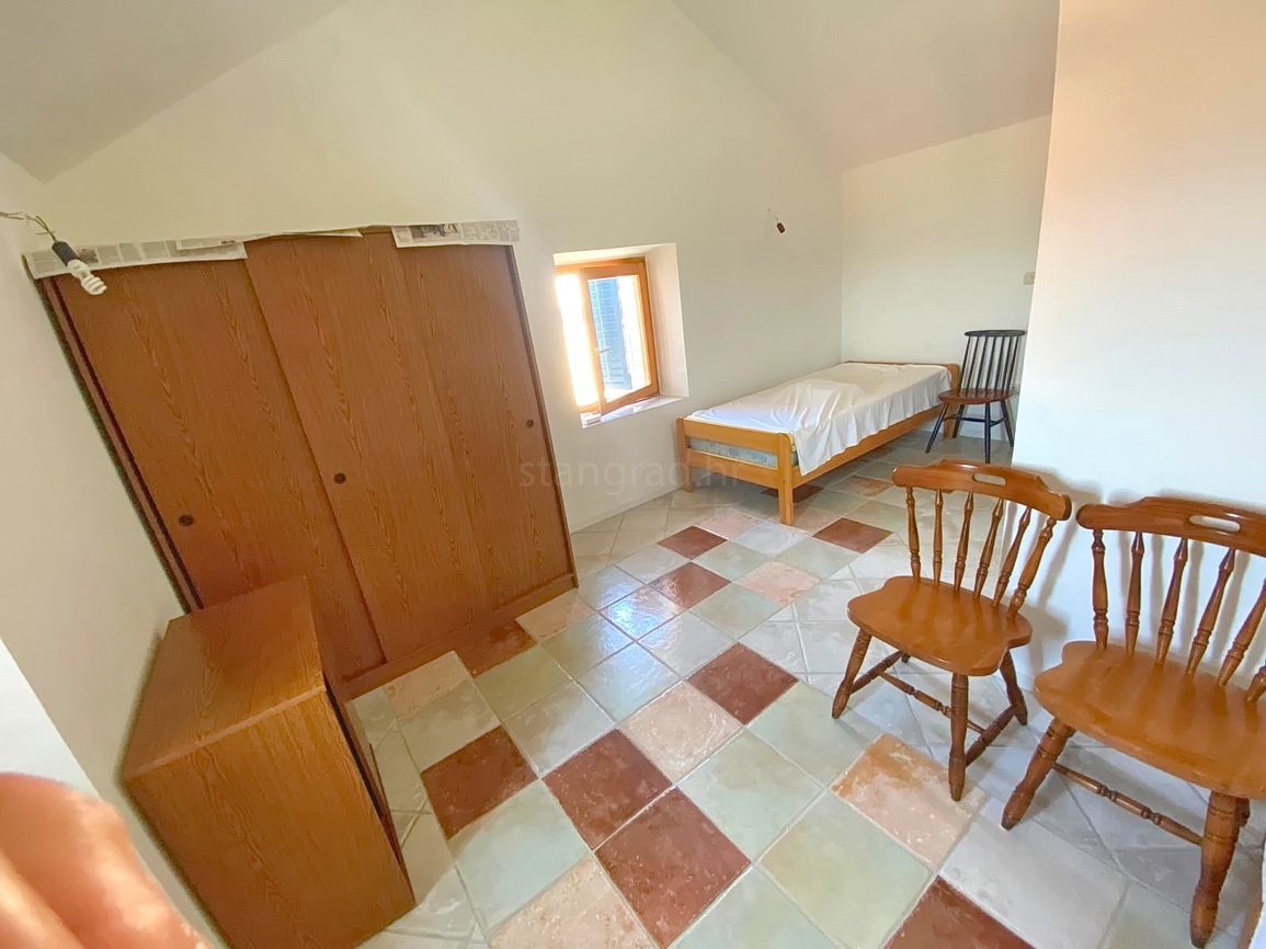 Malinska, casa autentica con cortile in posizione tranquilla!