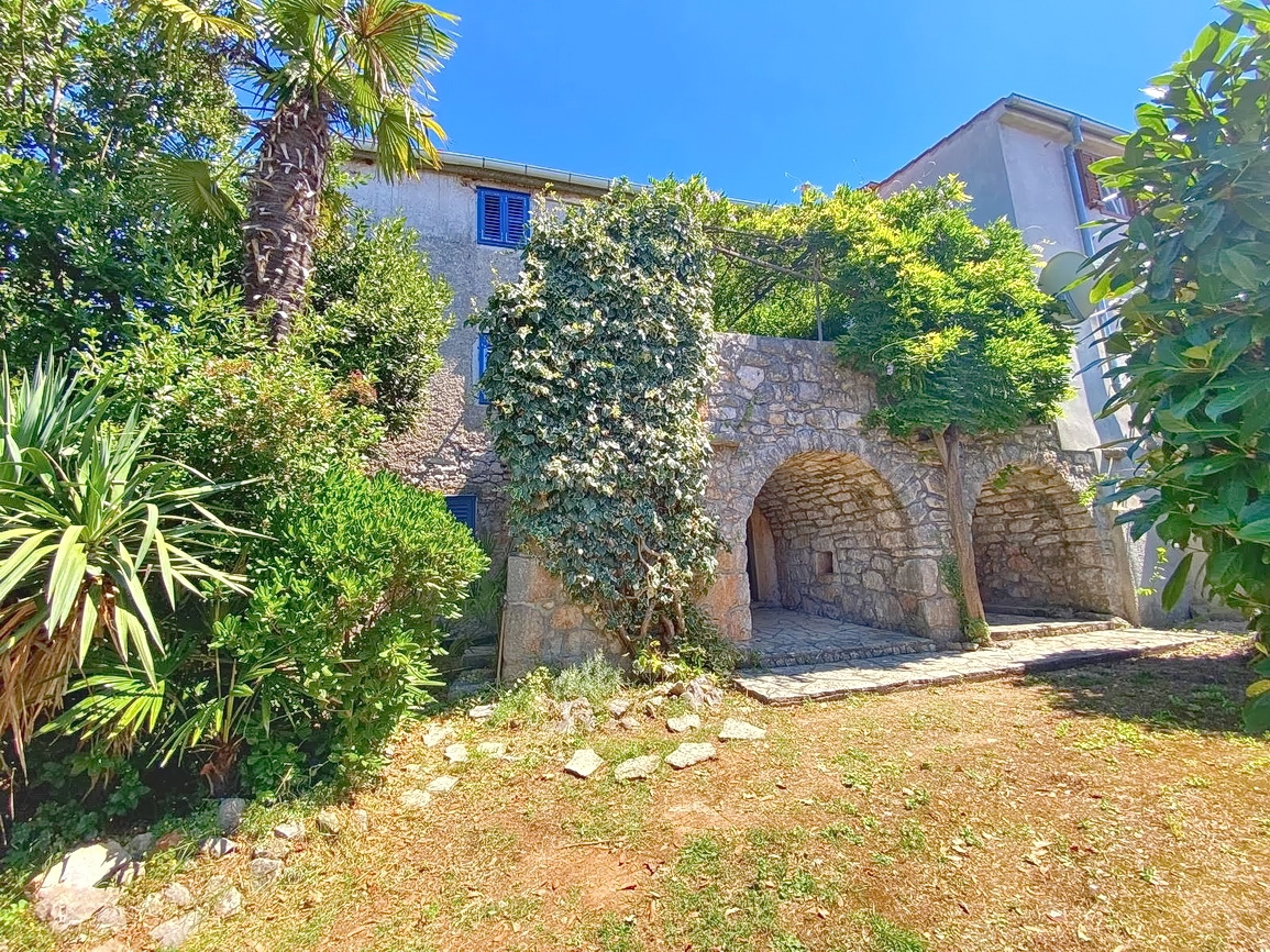 Malinska, casa autentica con cortile in posizione tranquilla!