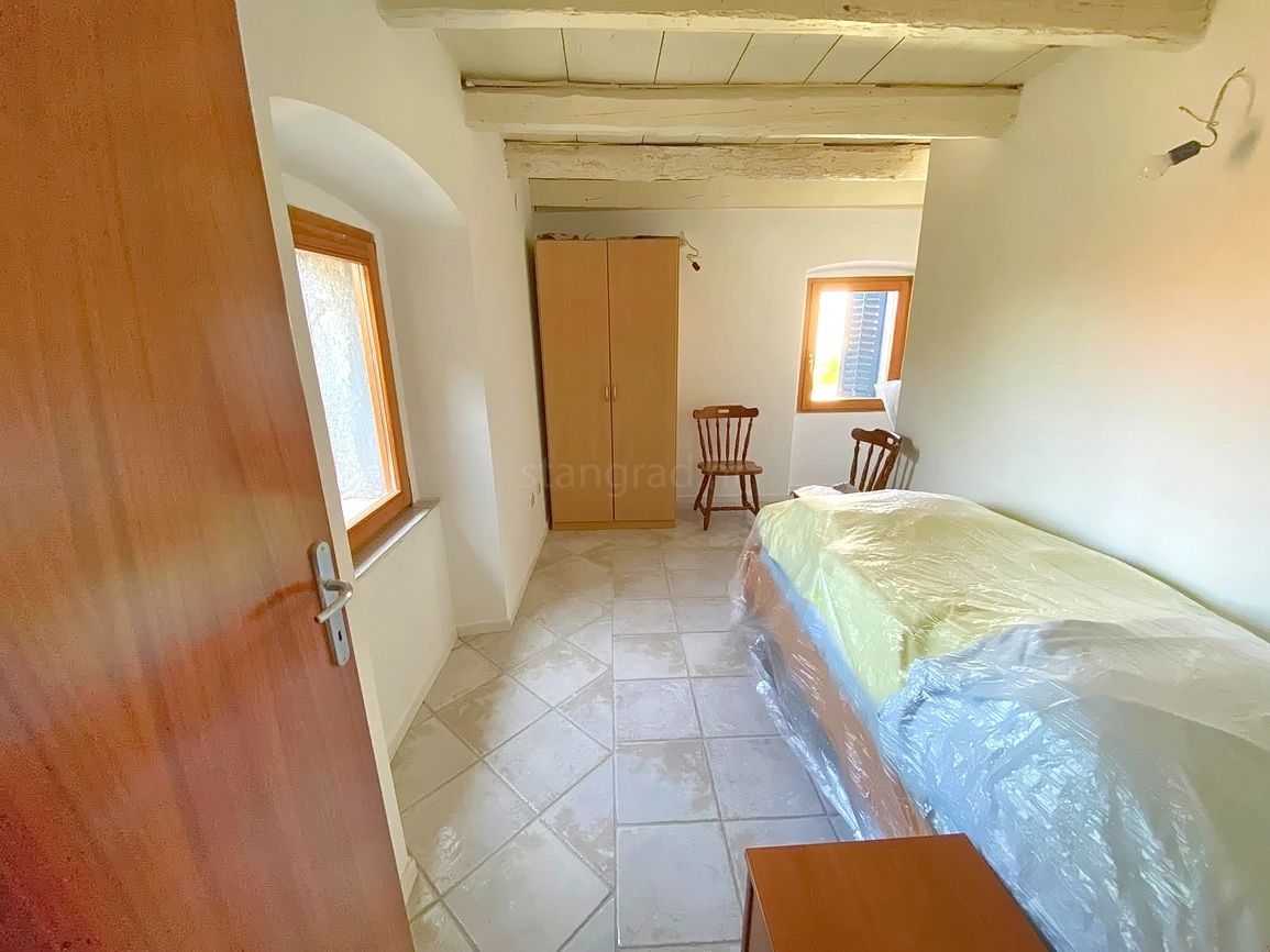 Malinska, casa autentica con cortile in posizione tranquilla!