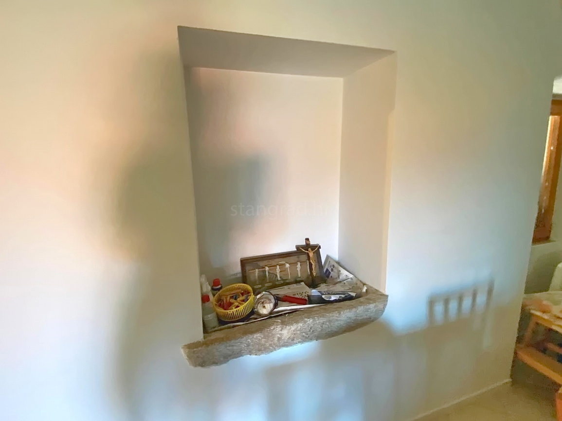 Malinska, casa autentica con cortile in posizione tranquilla!