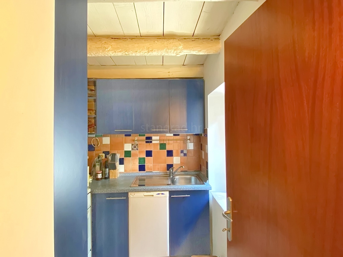 Malinska, casa autentica con cortile in posizione tranquilla!