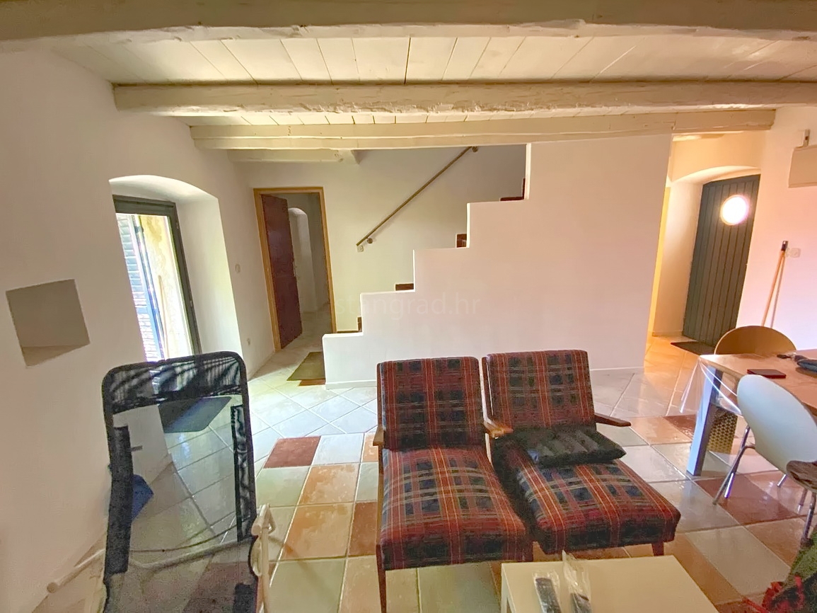 Malinska, casa autentica con cortile in posizione tranquilla!