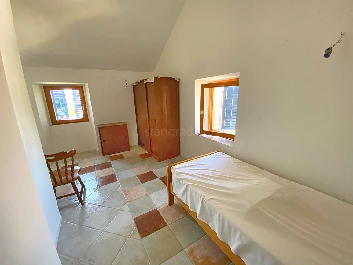 Malinska, casa autentica con cortile in posizione tranquilla!