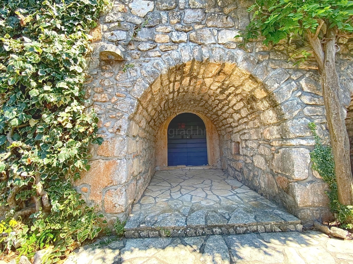 Malinska, casa autentica con cortile in posizione tranquilla!