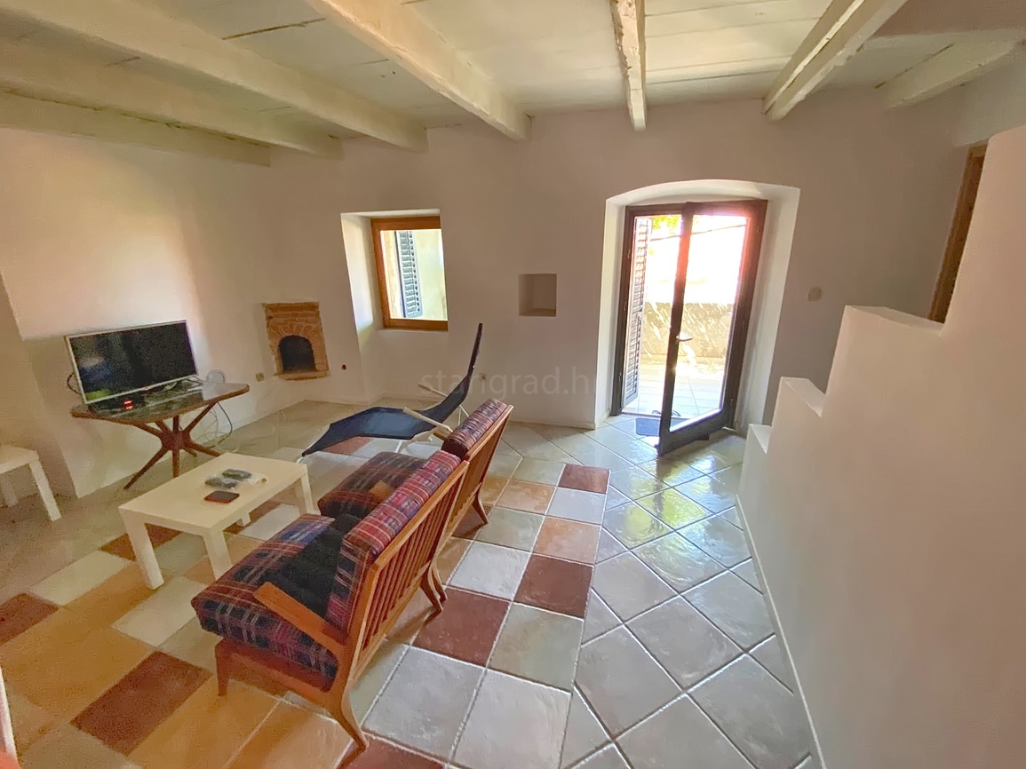 Malinska, casa autentica con cortile in posizione tranquilla!