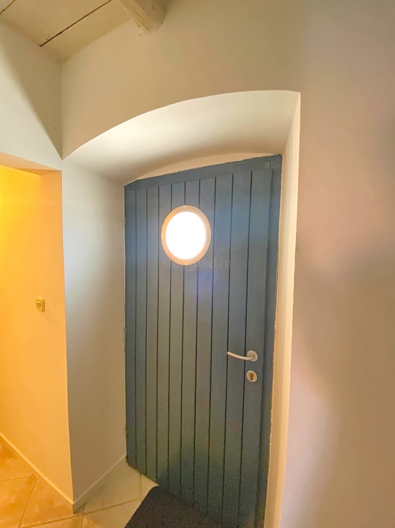 Malinska, casa autentica con cortile in posizione tranquilla!