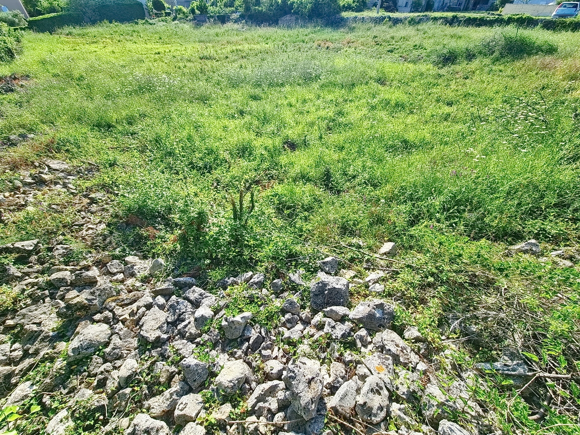 Zona di Krk, terreno edificabile idoneo in zona urbanizzata!