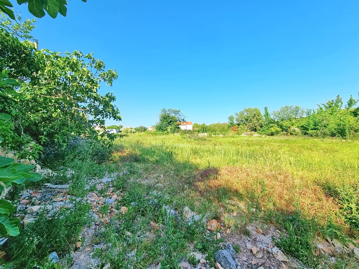 Zona di Krk, terreno edificabile idoneo in zona urbanizzata!