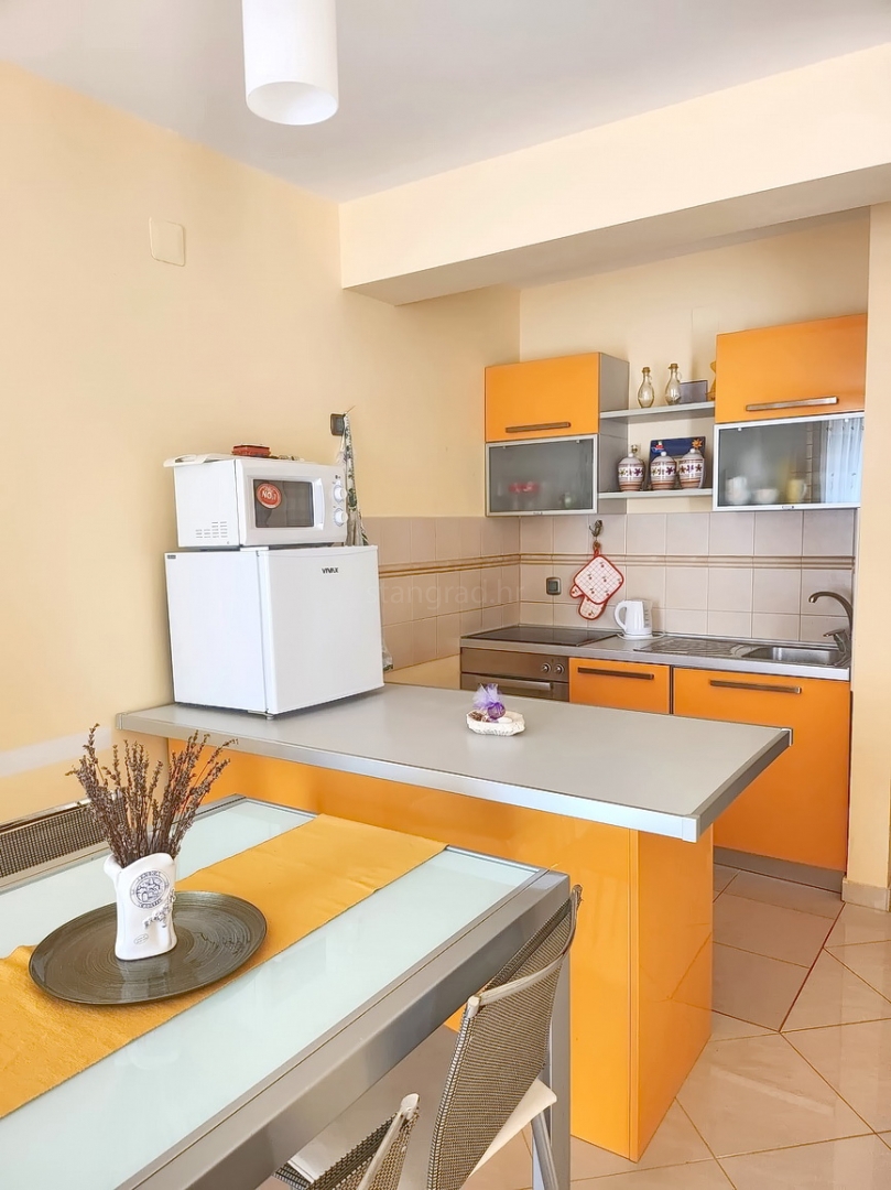 Baška, appartamento con due camere da letto al 1° piano con giardino!