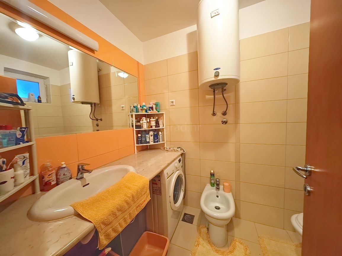 Baška, appartamento con due camere da letto al 1° piano con giardino!