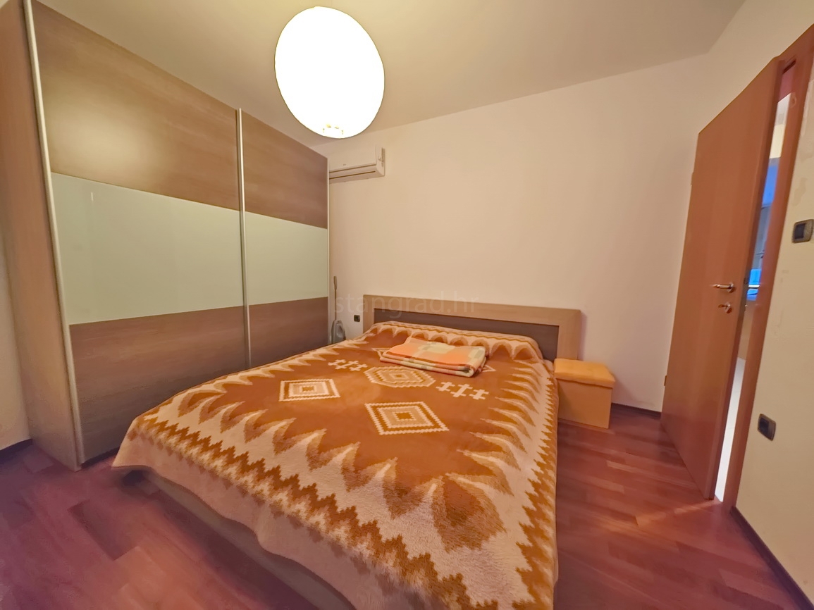 Baška, appartamento con due camere da letto al 1° piano con giardino!