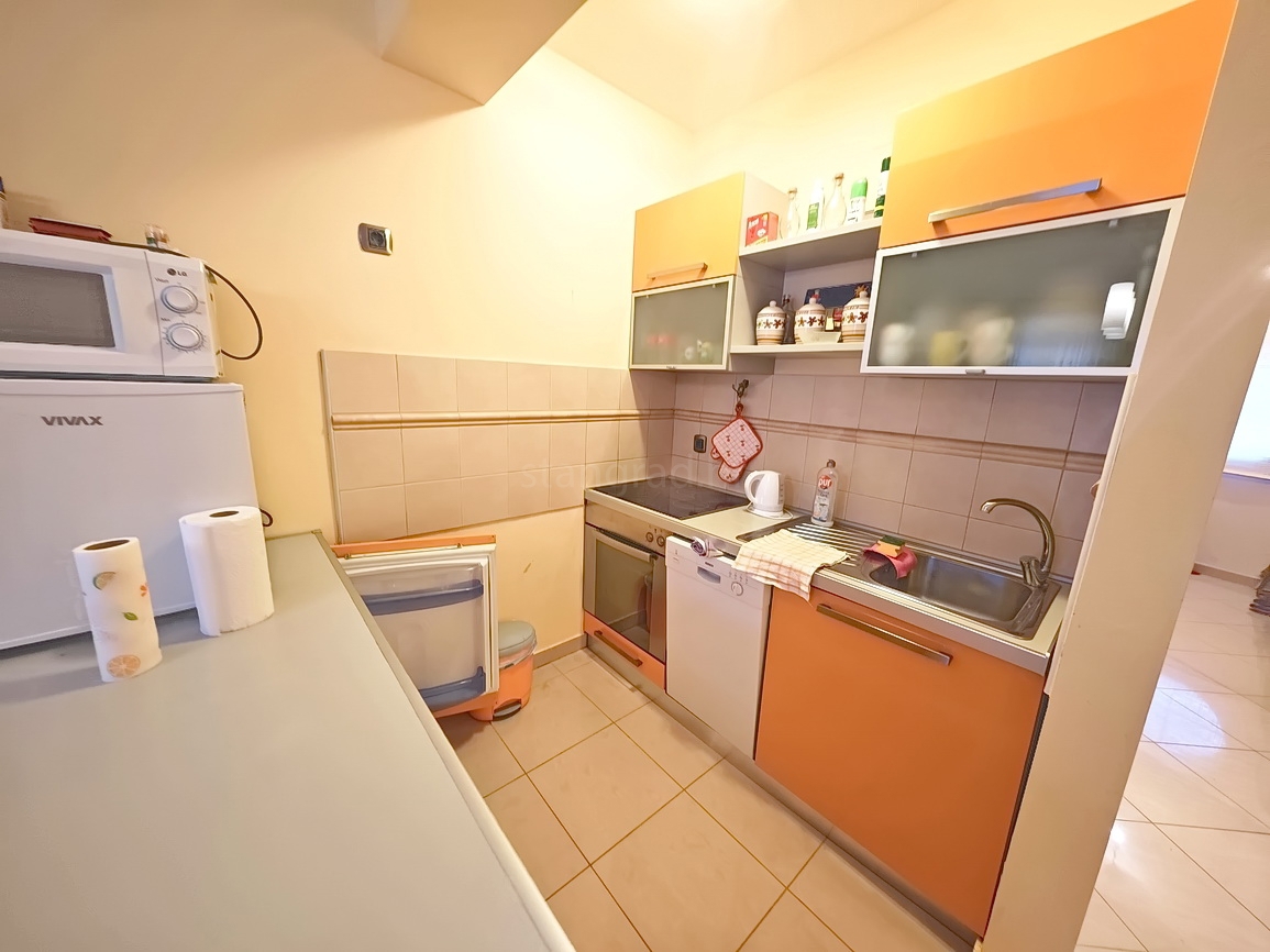 Baška, appartamento con due camere da letto al 1° piano con giardino!