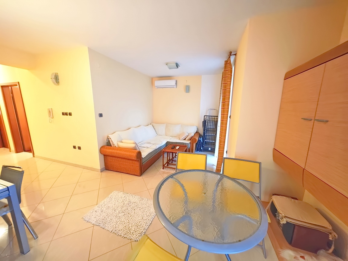 Baška, appartamento con due camere da letto al 1° piano con giardino!