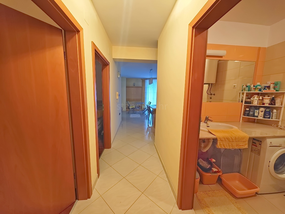 Baška, appartamento con due camere da letto al 1° piano con giardino!