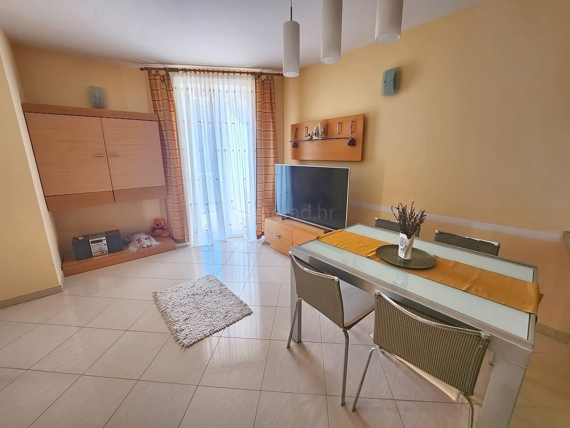 Baška, appartamento con due camere da letto al 1° piano con giardino!