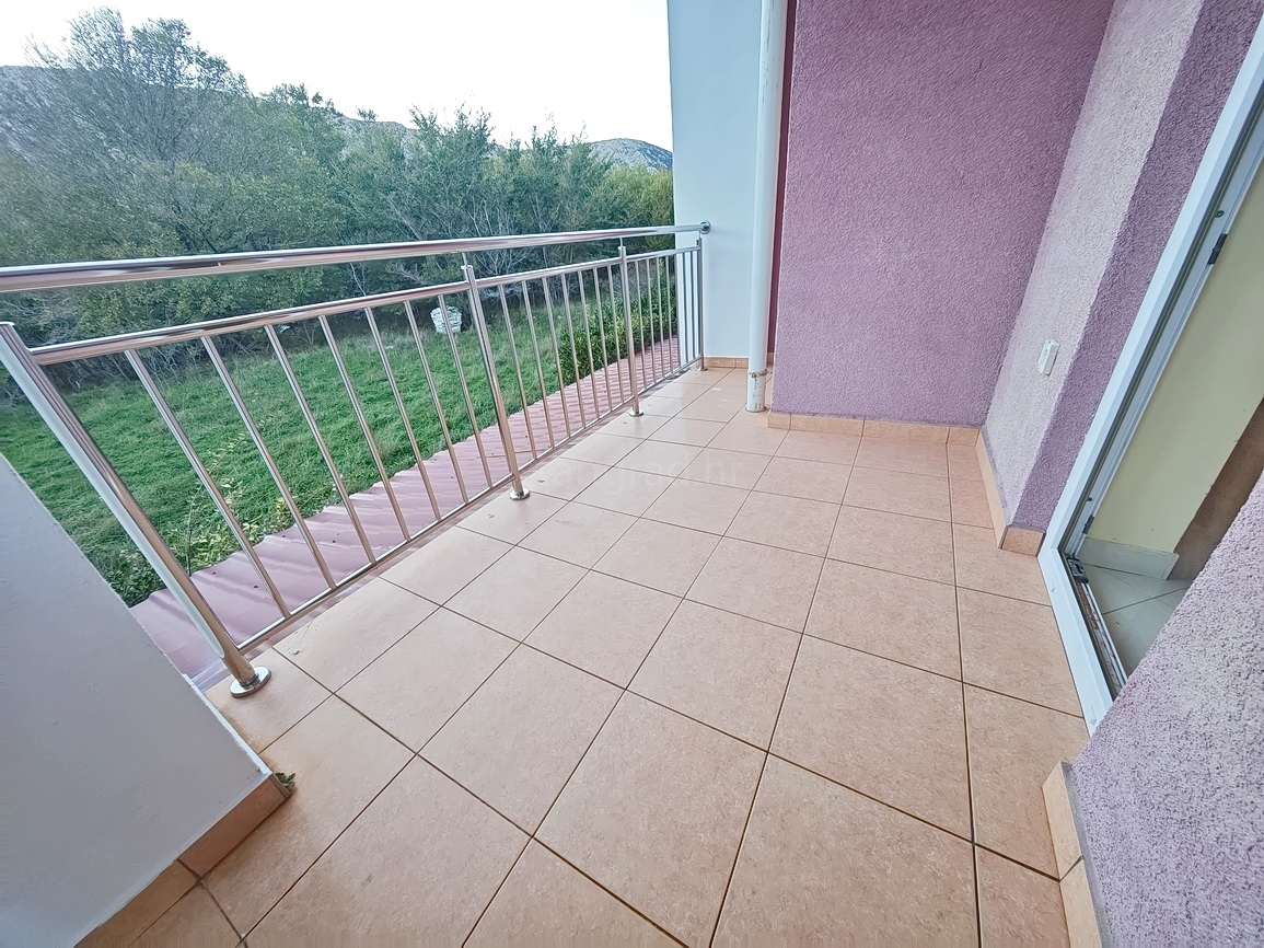 Baška, appartamento con due camere da letto al 1° piano con giardino!