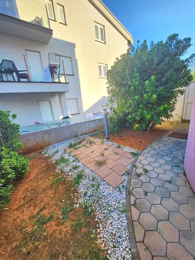 Baška, appartamento con due camere da letto al 1° piano con giardino!